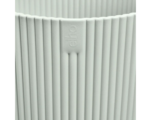 Gros plan d'un bac à plantes nervuré avec Elho Logo.