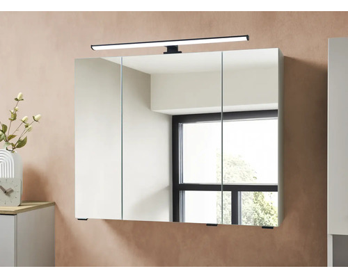 Armoire de toilette à trois portes pour la salle de bains avec un luminaire LED intégré noir.