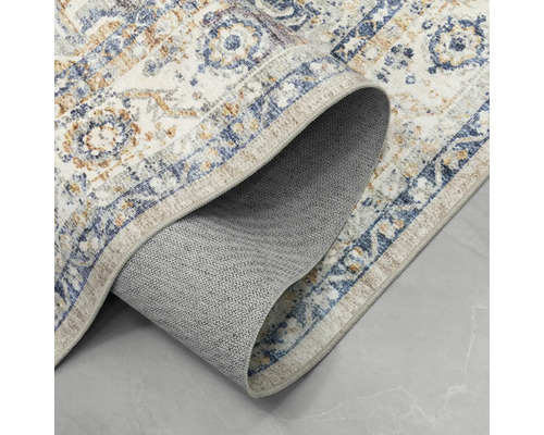 Teppich mit orientalischem Muster und rutschhemmender Rückseite.