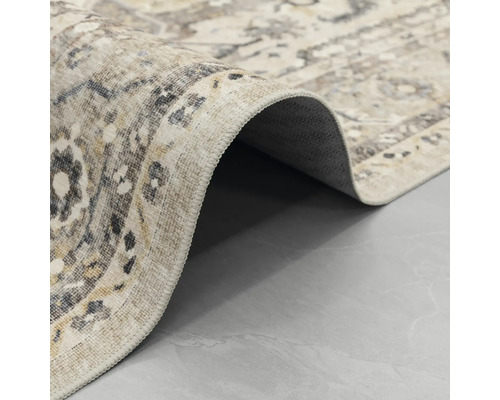 Teppich mit orientalischem Vintage-Muster, Detailaufnahme der gekettelten Kante und Rückseite.
