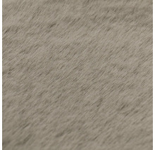 Detailaufnahme eines weichen Kunstfells in Taupe aus Synthetikfaser.