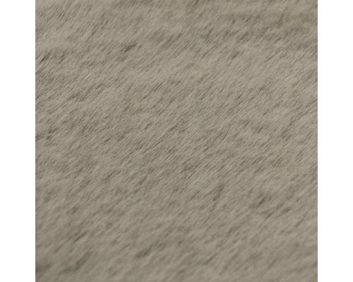 Detailaufnahme eines weichen Kunstfells in Taupe aus Synthetikfaser.