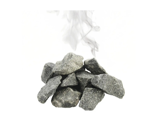 Tas de pierres de sauna rugueuses avec de la vapeur d'eau montante.