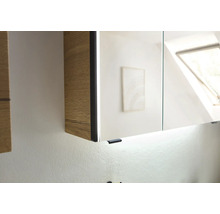 Armoire de toilette avec corps en bois, éclairage intégré et poignée noire.