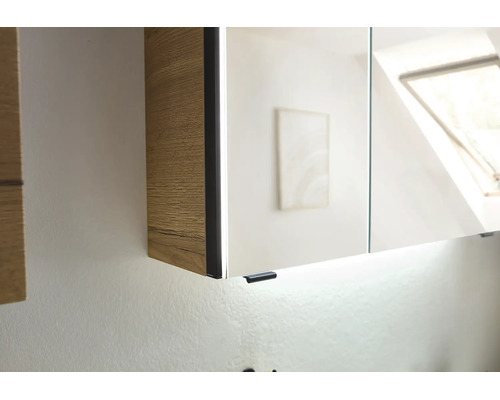 Armoire de toilette avec corps en bois, éclairage intégré et poignée noire.