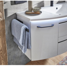 Meuble sous-vasque de salle de bain blanc moderne avec lavabo, éclairage intégré, poignée noire et porte-serviettes latéral.