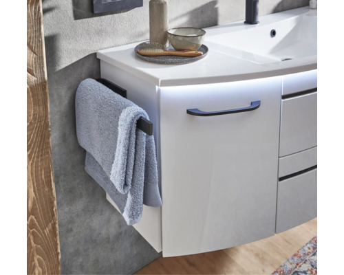 Meuble sous-vasque de salle de bain blanc moderne avec lavabo, éclairage intégré, poignée noire et porte-serviettes latéral.
