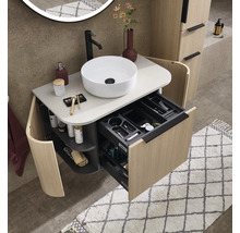 Moderner Badezimmer-Waschtisch in Holzoptik mit rundem Aufsatzbecken, schwarzer Armatur und geöffneter Schublade mit Inneneinteilung.