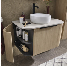 Wandhängender Waschtischunterschrank mit geriffelter Holzfront, weissem Aufsatzwaschbecken und schwarzer Armatur in einem modernen Badezimmer.