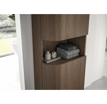 Badezimmer-Hochschrank in Holzoptik mit geriffelter Front und offenem Fach mit Handtüchern.