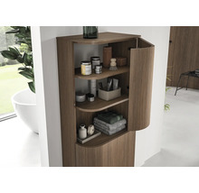 Badezimmer-Hochschrank in Holzoptik mit vertikalen Lamellen und abgerundeter Front, offen mit drei Einlegeböden für Badutensilien.