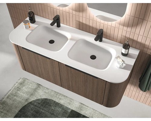 Doppelwaschtisch mit weißer Platte, zwei Becken und Unterschrank aus dunklem Holz mit vertikalen Lamellen und schwarzen Armaturen.