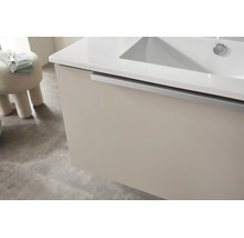 Waschtischunterschrank mit weissem Waschbecken und silberner Griffleiste in einem modernen Badezimmer.