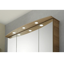 Armoire de toilette trois portes aspect bois avec six spots LED intégrés dans la corniche.