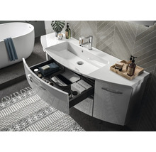 Salle de bains moderne avec meuble sous-vasque blanc, tiroir ouvert, lavabo intégré et baignoire îlot.