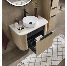 Badezimmer-Waschtischunterschrank mit Aufsatzwaschbecken in Holzoptik mit Rillenstruktur, eine geöffnete Schublade, organisiertes Badezimmer.