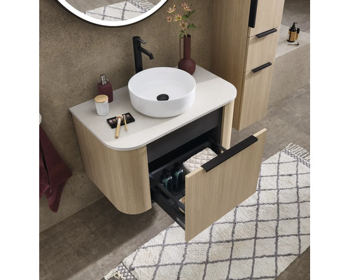 Badezimmer-Waschtischunterschrank mit Aufsatzwaschbecken in Holzoptik mit Rillenstruktur, eine geöffnete Schublade, organisiertes Badezimmer.