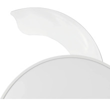 Detailansicht eines geschwungenen weißen Deckenventilator-Flügels.