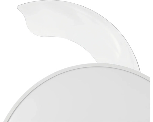Detailansicht eines geschwungenen weißen Deckenventilator-Flügels.