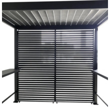 Lamellenwand für Pavillon aus Metall in Anthrazit mit horizontalen Lamellen als Sichtschutz.