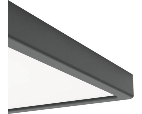 Vue détaillée d'un angle de panneau LED avec cadre métallique anthracite et surface lumineuse blanche.