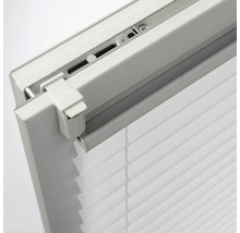 Vue détaillée d'un store plissé blanc avec support de serrage Klemmfix pour un montage sans perçage sur le cadre de la fenêtre.