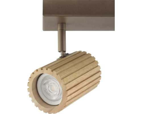Deckenstrahler mit zylindrischem Holzspot und Lamellendesign an Deckenhalterung