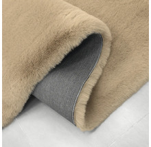 Beiger Faux-Fur-Teppich aus weichem Kunstfell mit rutschfester Unterseite