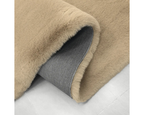 Beiger Faux-Fur-Teppich aus weichem Kunstfell mit rutschfester Unterseite