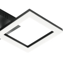 Détail d'un plafonnier LED moderne de forme carrée avec cadre noir et diffuseur blanc.