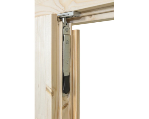 Verrou à entailler en métal installé dans une porte en bois.
