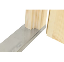 Detailansicht einer Türzarge aus Holz mit einer Bodenschwelle aus Metall.