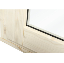 Detailansicht einer Fensterecke aus hellem Holz mit Glas und schwarzer Dichtung.