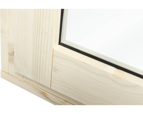 Detailansicht einer Fensterecke aus hellem Holz mit Glas und schwarzer Dichtung.