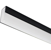 Schwarze lineare LED-Leuchte mit rechteckigem Profil und weißem Diffusor für eine gleichmäßige Beleuchtung.