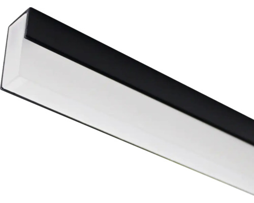 Schwarze lineare LED-Leuchte mit rechteckigem Profil und weißem Diffusor für eine gleichmäßige Beleuchtung.