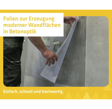 Anwendung einer Strukturfolie zur Erstellung einer Wand in Betonoptik.