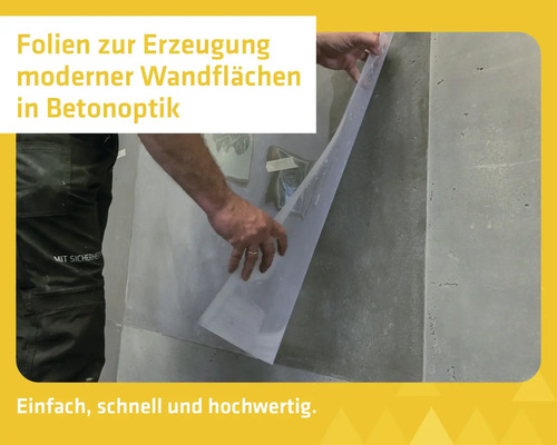 Anwendung einer Strukturfolie zur Erstellung einer Wand in Betonoptik.