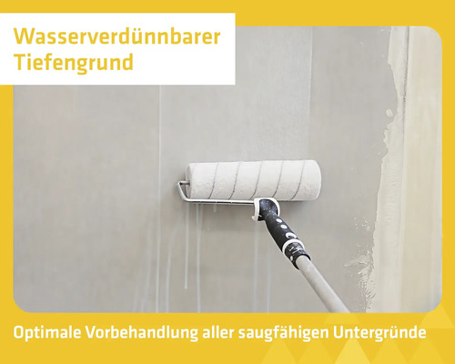 Anwendung von wasserverdünnbarem Tiefengrund auf einer Wand mit einer Farbwalze zur Vorbehandlung saugfähiger Untergründe.