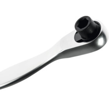 Gros plan de la tête d'une clé à cliquet en métal avec une douille noire.
