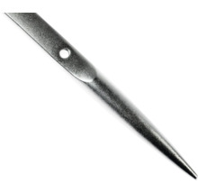 Tige métallique pointue avec trou de fixation.