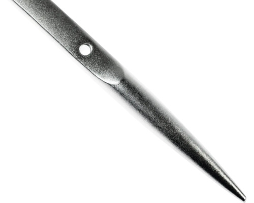 Tige métallique pointue avec trou de fixation.