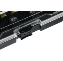 Fermeture d'une mallette à outils en plastique noir avec un couvercle transparent.