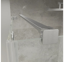 Detailansicht einer modernen Stabilisierungsstange aus Metall für eine Glasduschwand in einem hellen, gefliesten Badezimmer.