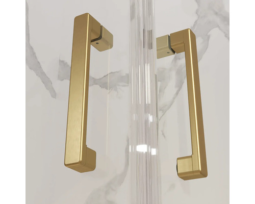 Poignées de porte rectangulaires en métal doré pour cabines de douche en verre.