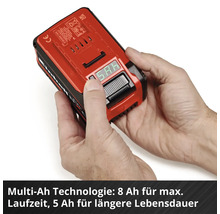 Einhell Power X-Change Akku mit Multi-Ah Technologie und digitaler Anzeige von 5 Amperestunden, in den Händen gehalten.