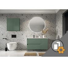 Modernes Badezimmer mit grünem Waschtischunterschrank, rundem LED-Spiegel und Wandschrank vor Wänden in Terrazzo-Optik, inklusive Wand-WC.
