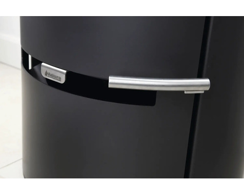 Detailansicht eines Aduro Kaminofens mit Metallgriff und Logo
