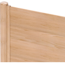 Detailaufnahme eines Sichtschutzzauns aus Holz mit rundem Pfosten und Pfostenkappe sowie Elementen mit natürlicher Holzmaserung.