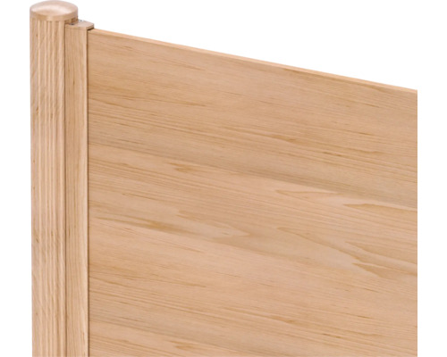 Detailaufnahme eines Sichtschutzzauns aus Holz mit rundem Pfosten und Pfostenkappe sowie Elementen mit natürlicher Holzmaserung.